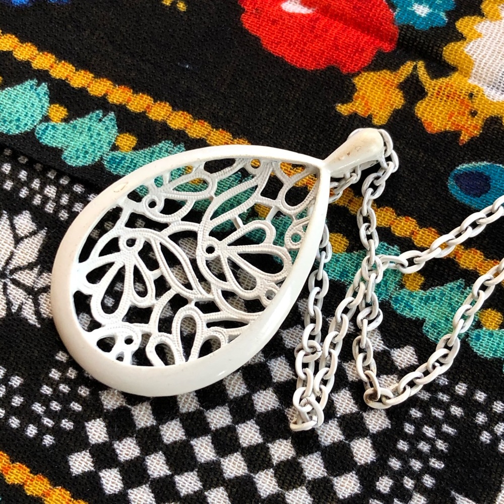 White metal open work pendant necklace - Picture 5 of 5